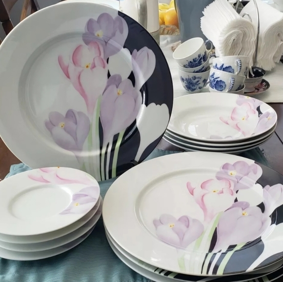 Set of 4 dinner/salad plates Tulip Fantasy with free 4 saucers by Home Beautiful - Picture 1 of 7
